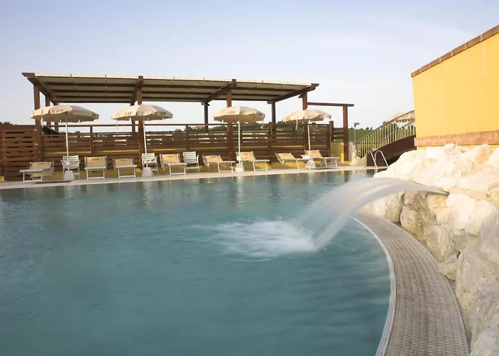 Hotel con piscina: Le Fiabe Hotel Resort